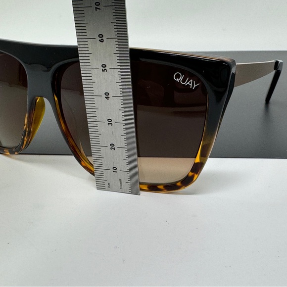 Desi x Quay OTL l l oversized sunglasses excellent - Picture 11 of 12